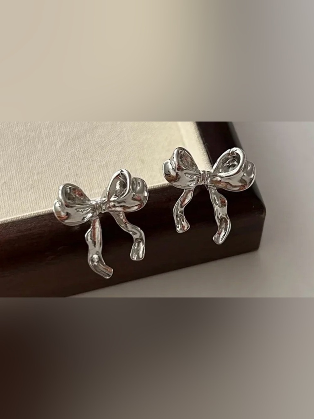 NWT fashion jewelry H&M Silver Bow Stud Earrings - Shiny Bow Accent